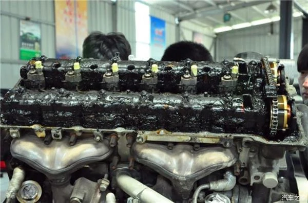 看哭了！宝马7系常年不换机油 真惨