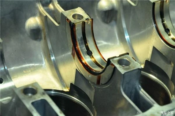 看哭了！宝马7系常年不换机油 真惨