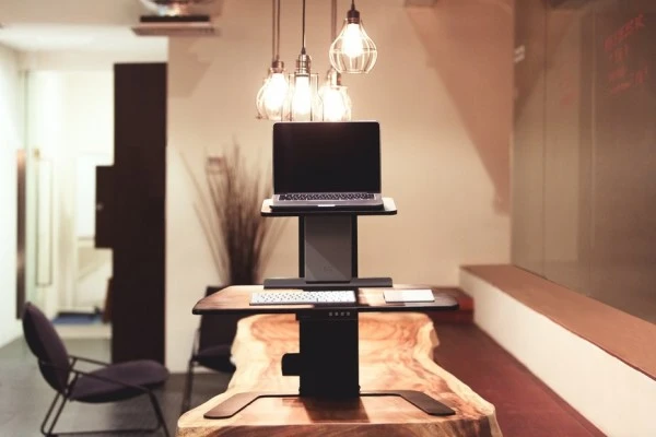 [视频]站立式办公新体验：Aspirus智能站立式办公桌