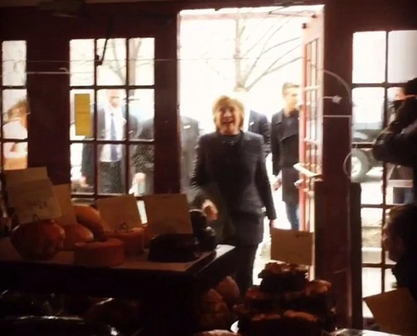 希拉里晒咖啡店合影 店员:请删掉 我选桑德斯