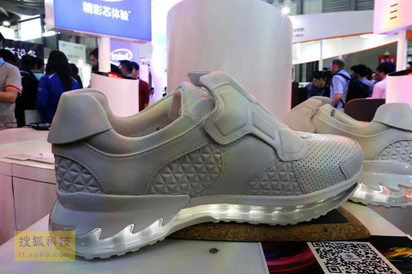 [图]联想转型体育用品商？新款智能运动鞋瞄准大健康