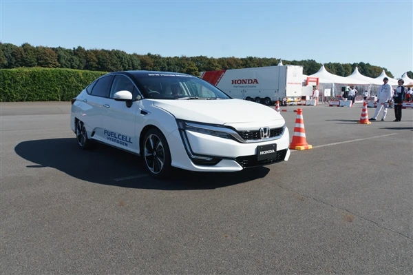 本田首款燃料电池车开卖!“充电”三分钟能跑750km