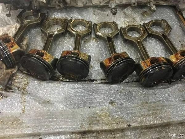 看哭了！宝马7系常年不换机油 真惨