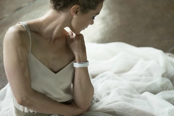 将智能手环当饰品戴吧 30颗水晶闪闪惹人爱