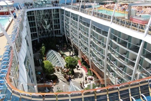 [图]全球最大游轮将首航 拥有10层楼高船上滑梯