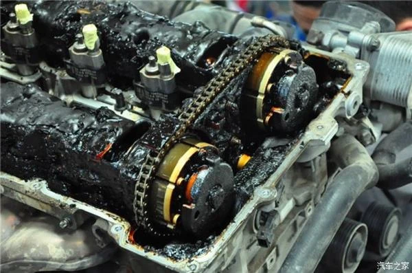 看哭了！宝马7系常年不换机油 真惨