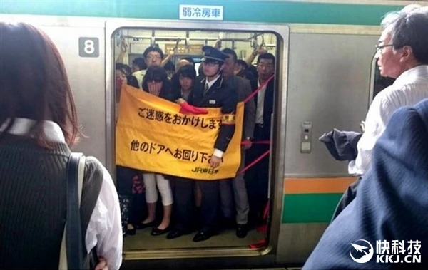日本地铁车门合不上拉布解决 妹子捂嘴吓哭