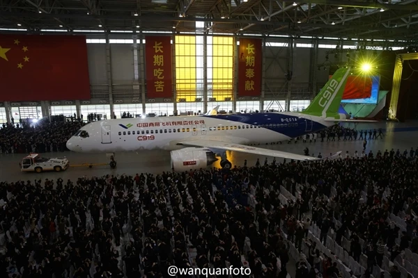 国产大飞机C919换上航空公司涂装效果图