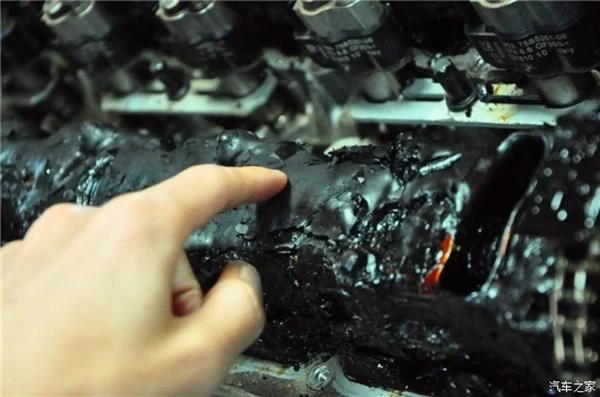 看哭了！宝马7系常年不换机油 真惨