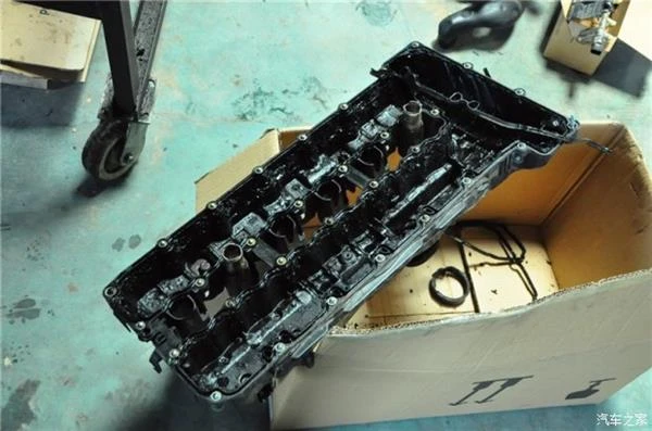 看哭了！宝马7系常年不换机油 真惨