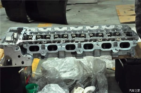 看哭了！宝马7系常年不换机油 真惨