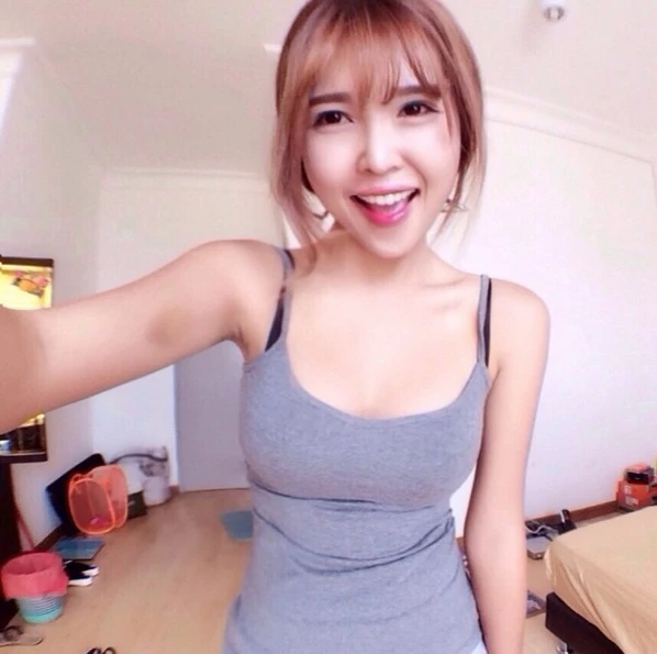 DOTA美女晒性感照 网友:身材完美输了也幸福