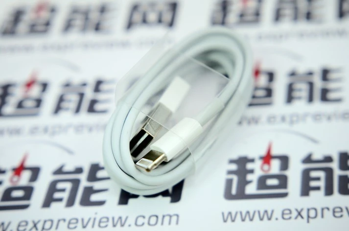 苹果iPad Pro Lightning接口支持USB 3.0，后续还有适配器 