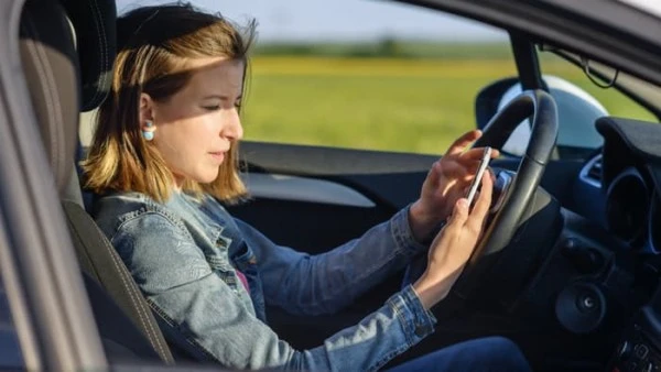 “第六感”无法规避开车发短信的危险