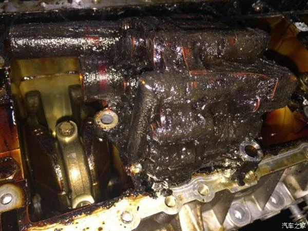 看哭了！宝马7系常年不换机油 真惨
