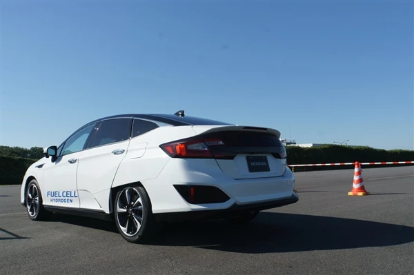 本田首款燃料电池车开卖!“充电”三分钟能跑750km