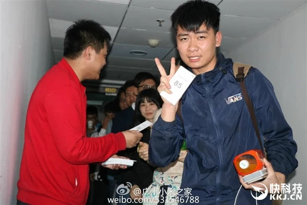 1999元小米5今日线下现货开卖！米粉太疯狂