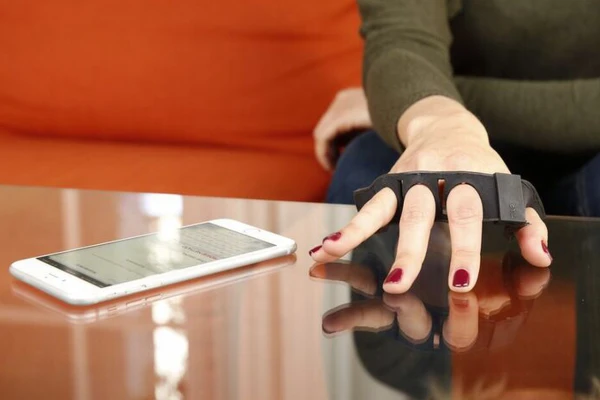 [视频]Tap Strap：一款可以在任何表面用手势输入的可穿戴键盘