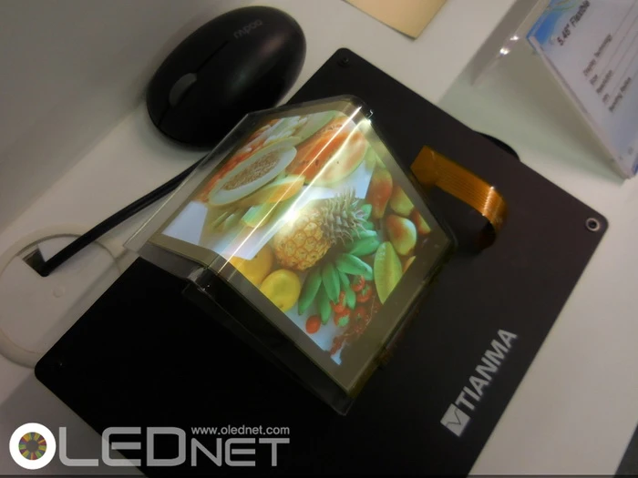 三星怕了没有，天马展示首个国产柔性AMOLED面板 