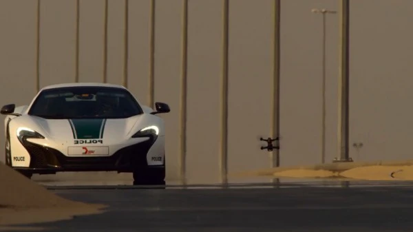 [视频]无人机与迈凯轮650S角逐 上演速度与激情