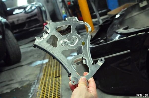 看哭了！宝马7系常年不换机油 真惨