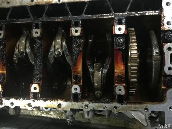 看哭了！宝马7系常年不换机油 真惨