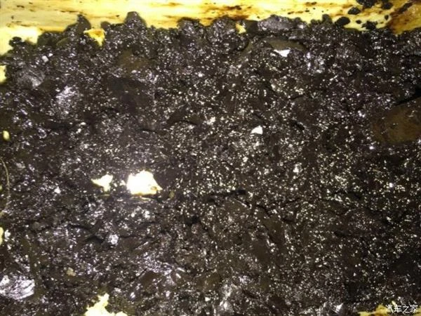 看哭了！宝马7系常年不换机油 真惨