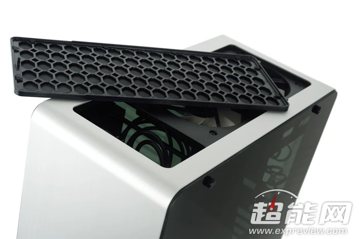 乔思伯的新旗舰,Jonsb UMX4机箱实物图赏