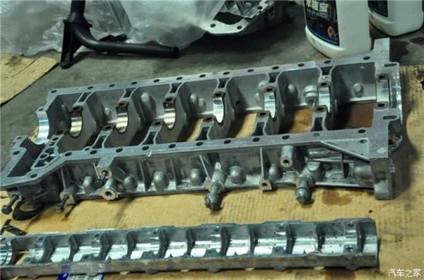 看哭了！宝马7系常年不换机油 真惨