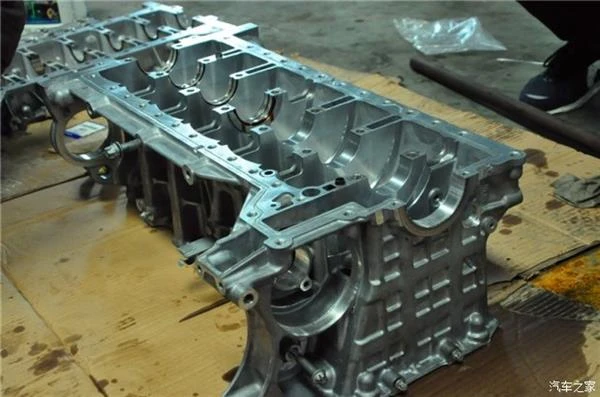 看哭了！宝马7系常年不换机油 真惨