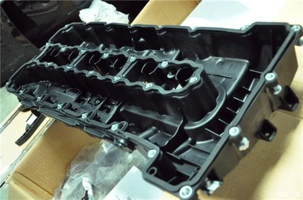 看哭了！宝马7系常年不换机油 真惨