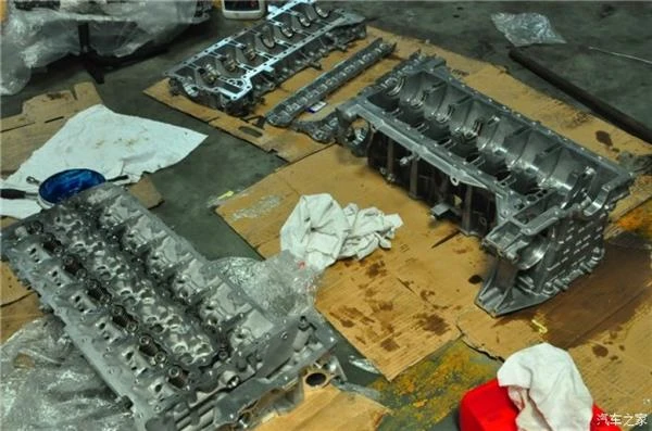 看哭了！宝马7系常年不换机油 真惨