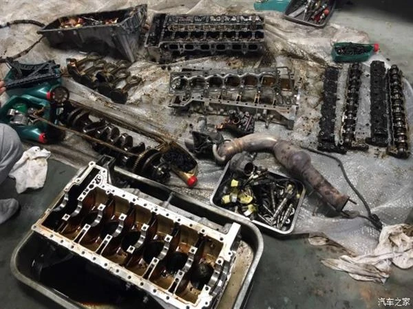看哭了！宝马7系常年不换机油 真惨