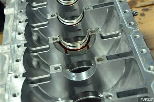 看哭了！宝马7系常年不换机油 真惨