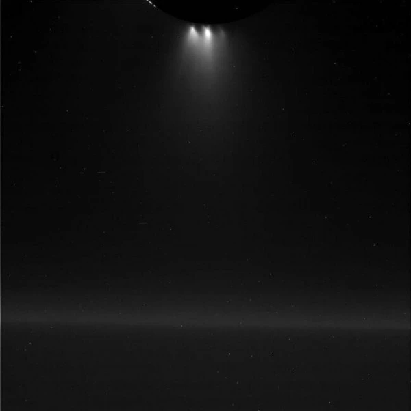 NASA发布薄雾掩盖下的土卫二照片