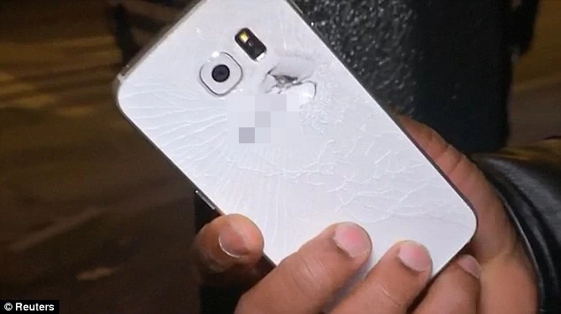 巴黎枪击三星手机立功:挡下弹片保护主人