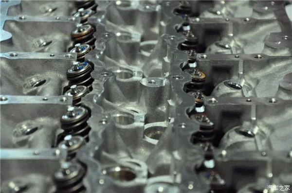 看哭了！宝马7系常年不换机油 真惨