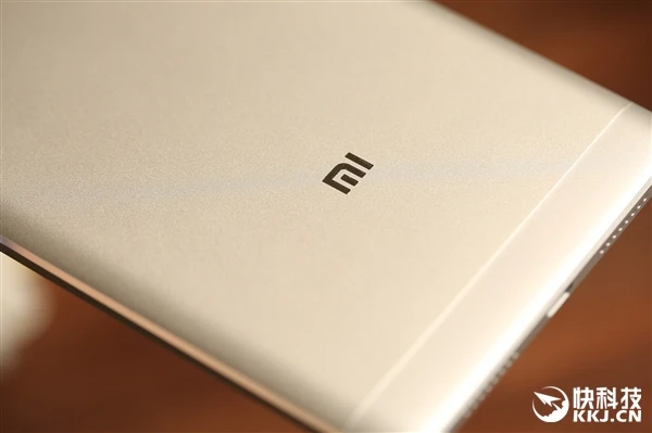 小米Max开箱图赏:6.44寸史上最大!