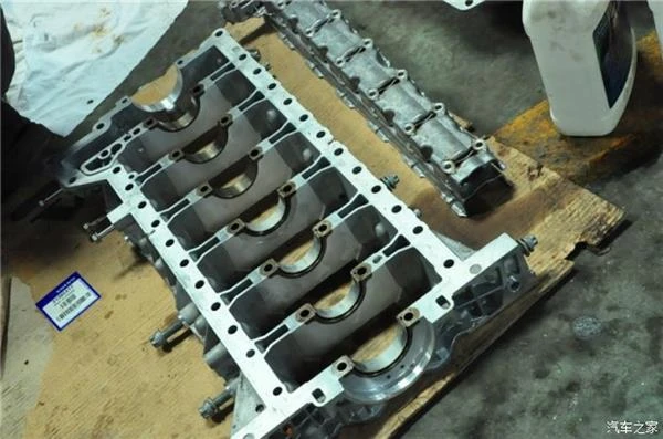 看哭了！宝马7系常年不换机油 真惨