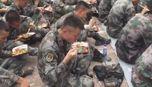 300官兵7小时复原澳门市况 市民送水送粮表感激