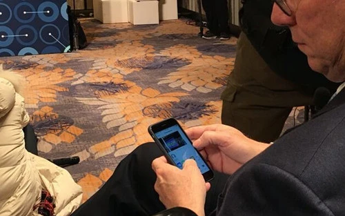 谷歌大佬施密特用iPhone拍照被“抓现行”