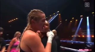 拳击比赛中选手意外庆祝引发争议