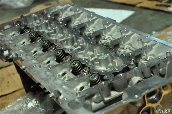 看哭了！宝马7系常年不换机油 真惨