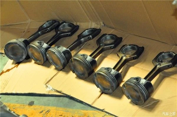 看哭了！宝马7系常年不换机油 真惨