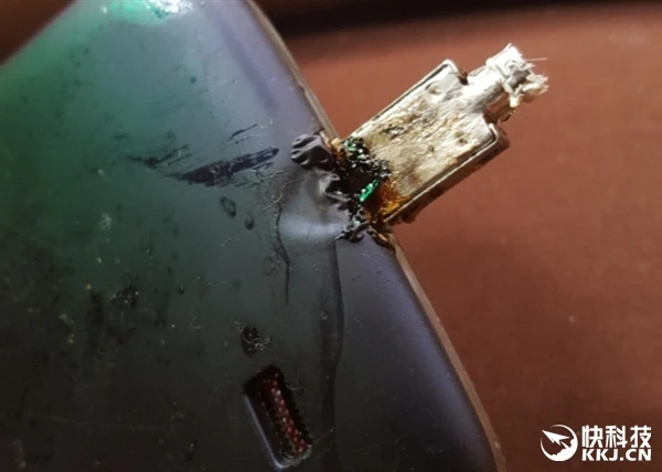 国外妹子让Galaxy S4感受快充：结果手机烧焦了
