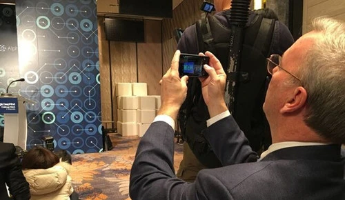 谷歌大佬施密特用iPhone拍照被“抓现行”