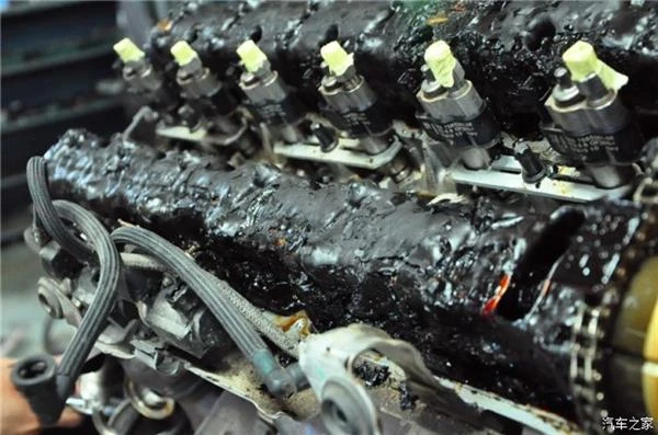 看哭了！宝马7系常年不换机油 真惨