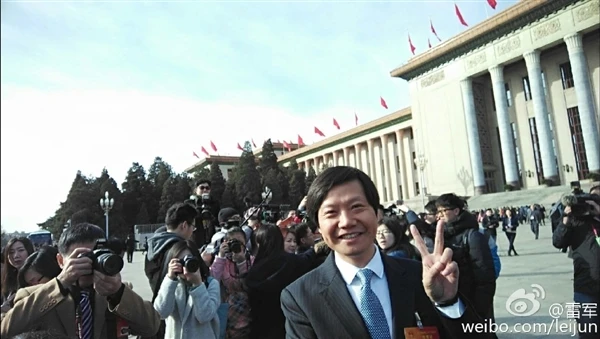 再次成功抢镜 雷军两会疑拿小米5自拍