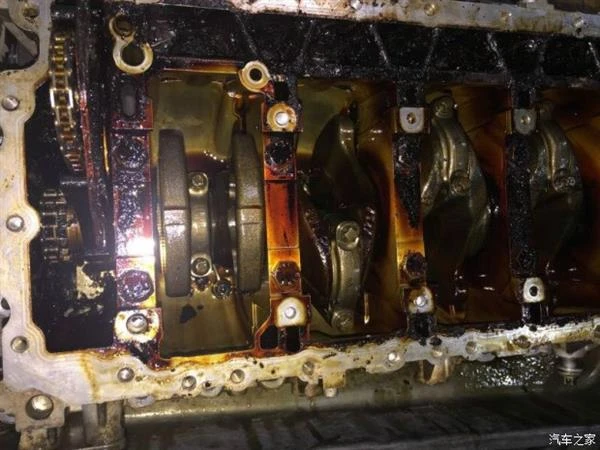 看哭了！宝马7系常年不换机油 真惨