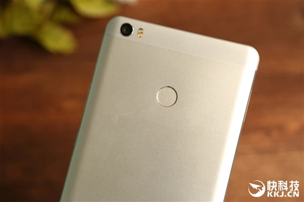 小米Max开箱图赏:6.44寸史上最大!